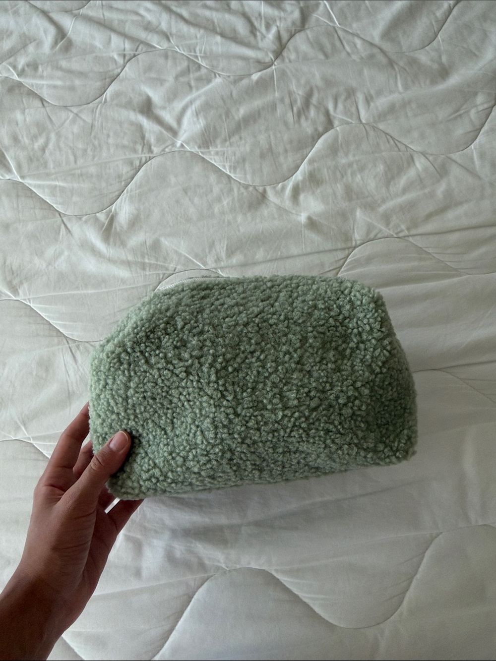 SUMMER FRIDAYS GREEN MAKEUP POUCH SHERPA